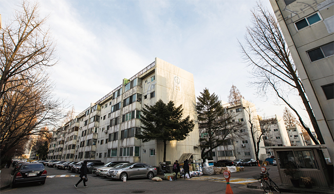 서울 재건축 시장에서 손꼽히는 투자처로 꼽히는 서초구 반포동의 반포주공1단지. 사진 김흥구 객원기자
