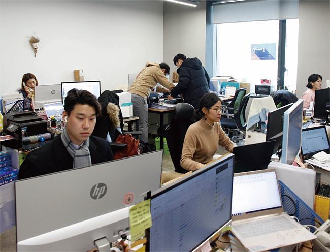 15일 성수동 루트임팩트 사무실에서 교육 소셜벤처 ‘점프’ 직원들이 업무에 몰두하고 있다. 사진 채승우 객원기자