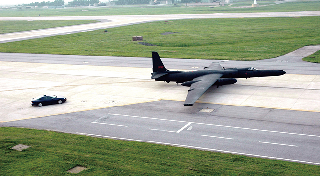 2006년 오산 기지에서 이륙 준비 중인 U-2S 정찰기. 60년 전에 개발된 기종임에도 여전히 활동 중인 미군의 전략 정찰 자산이다. 사진 위키피디아