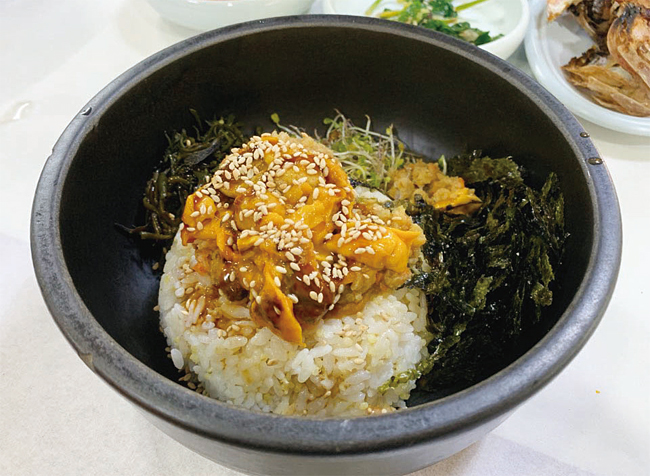 ‘통영맛집’의 별미 ‘멍게유곽비빔밥’. 사진 김하늘