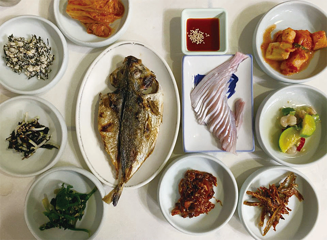 반건조적어구이, 병어회, 호래기무침 등 10가지 반찬이 ‘통영맛집’의 밥상에 오른다. 사진 김하늘