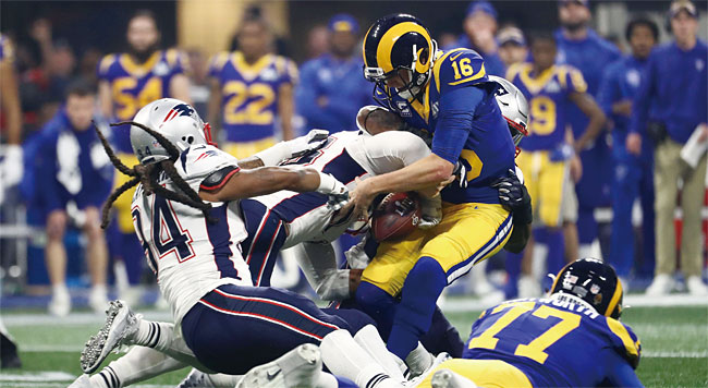 미국인들의 축제 수퍼볼이 2월 3일 막을 내렸다. 뉴잉글랜드 패트리어츠가 NFL(미 프로풋볼) 수퍼볼(미 조지아주 애틀랜타)에서 LA 램스를 13대3으로 누르고 우승했다. 사진 AFP 연합