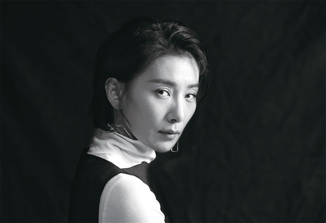 “초심을 잃지 말자, 민폐 끼치지 말자”라는 마음으로 살아간다는 김서형. 학창 시절 방송반에서 혼자 시를 읽고 녹음하며 발성 훈련을 게을리하지 않았다고 한다. 사진 고운호 객원기자