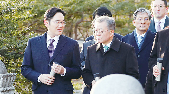 문재인 대통령과 이재용 삼성전자 부회장이 1월 15일 오후 청와대 영빈관에서 산책하고 있다. 사진 연합뉴스