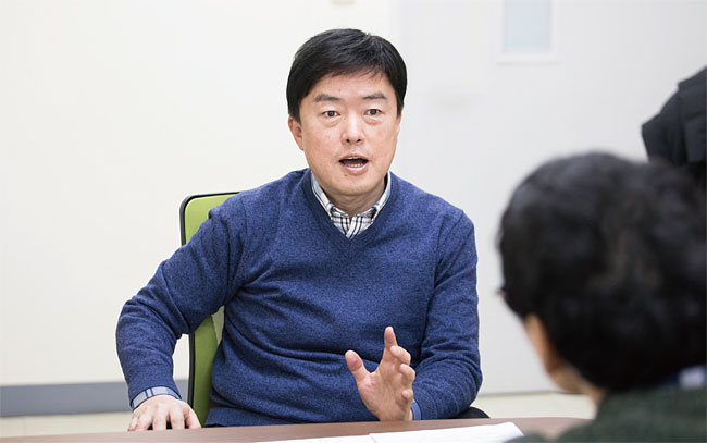 한태희 카이스트 전기 및 전자공학과, 카이스트 공학박사, 삼성전자 통신연구소 책임연구원, 한국산업기술대 전자공학과 조교수 / 2월 11일 경기도 수원 성균관대 연구실에서 한태희 반도체시스템공학과 교수가 ‘이코노미조선’과 인터뷰하고 있다. 사진 김흥구 객원기자