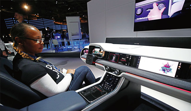 삼성전자는 세계 최대 가전·IT 박람회 ‘CES(Consumer Electronics Show) 2019’ 개막일인 1월 8일(현지시각) 미국 네바다주 라스베이거스 컨벤션센터에서 미래형 커넥티드카 조정석 ‘디지털 콕핏(Digital Cockpit)’을 공개했다. 사진 연합뉴스