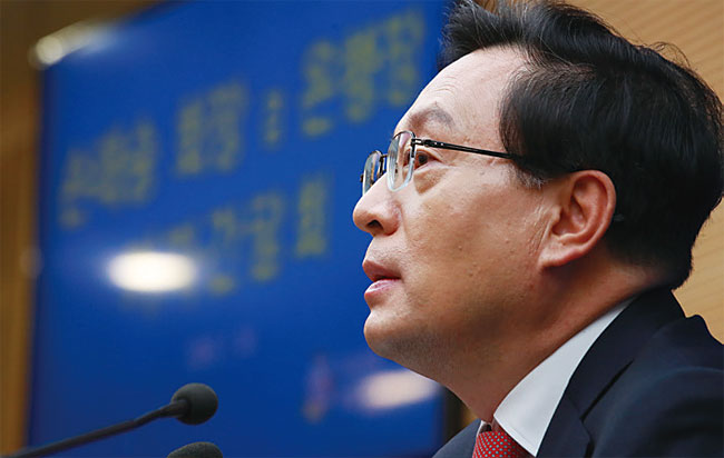손태승 회장의 측면 인상에선 도전적인 기질을 볼 수 있다. 사진 연합뉴스
