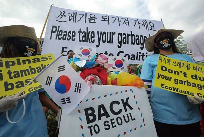 지난해 11월 필리핀 환경단체 ‘친환경 쓰레기 연합’ 회원들이 주필리핀 한국대사관 앞에서 “필리핀 민다나오섬에 방치된 한국산 불법 쓰레기를 되가져가라”며 시위를 벌이고 있다. 사진 연합뉴스