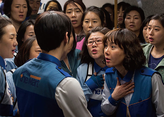 염정아는 영화 ‘카트(2014년)’에서 마트 노동자의 피로한 얼굴과 몸짓을 사실적으로 연기했다. 사진 카트