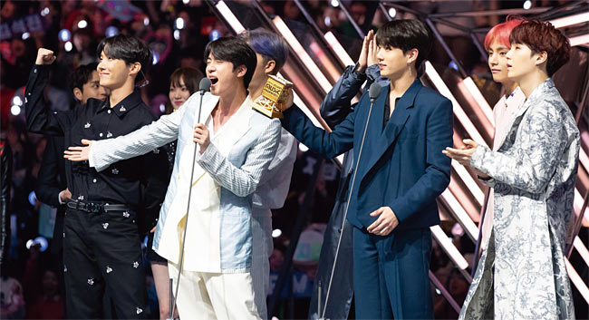 2018년 12월 12일 일본 사이타마 수퍼아레나에서 열린 ‘2018 엠넷 아시안 뮤직 어워즈’에서 방탄소년단이 4관왕에 오른 후 소감을 밝히고 있다. 사진 연합뉴스
