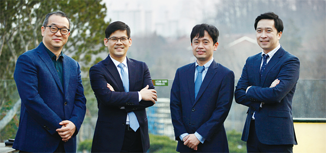 (왼쪽부터) 정인섭 그린에그 대표 보스턴대 MBA, 한화생명 미래전략실 해외사업담당상무, 대통령실 민정수석실 선임행정관 여옥준 김앤장 법률사무소 변호사 서울대 법과대학원 석사, 법무법인 제이피 하노이 사무소 지사장, 부동산 개발사 벳한그룹 이사 팜 칵 뚜엔 주한 베트남 대사관 상무관국민대 대학원 기업경영학 석사, 베트남 산업무역부 과장, SK그룹 베트남사업개발팀 부 쑤언 토 삼성증권 매니저 국민대 대학원 금융보험학 석사, 한국투자증권 리서치센터 수석연구원 / 사진 채승우 객원기자
