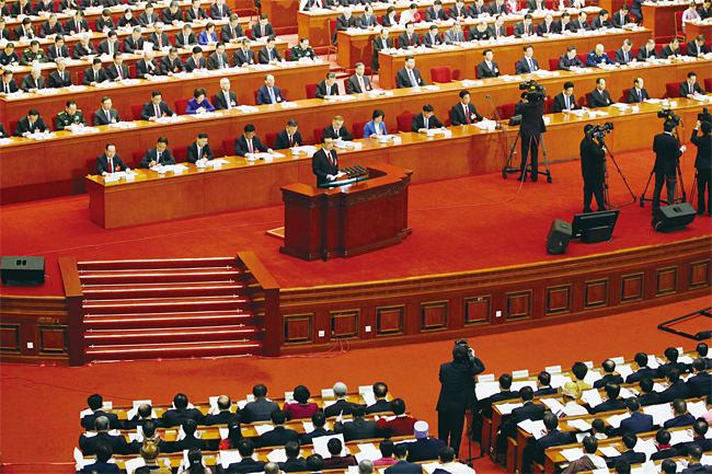 리커창 중국 총리가 전인대에서 업무보고를 하고 있다. 사진 블룸버그