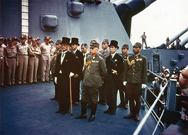1945년 9월 2일 전함 미주리에서 열린 항복 문서 조인식에 참석한 일본 대표단. 전쟁의 공을 빼앗길까봐 따로 행동하며 침략 전쟁을 벌인 일본의 육군과 해군 지휘부가 자리를 함께한 보기 드문 장면이다. 사진 위키피디아