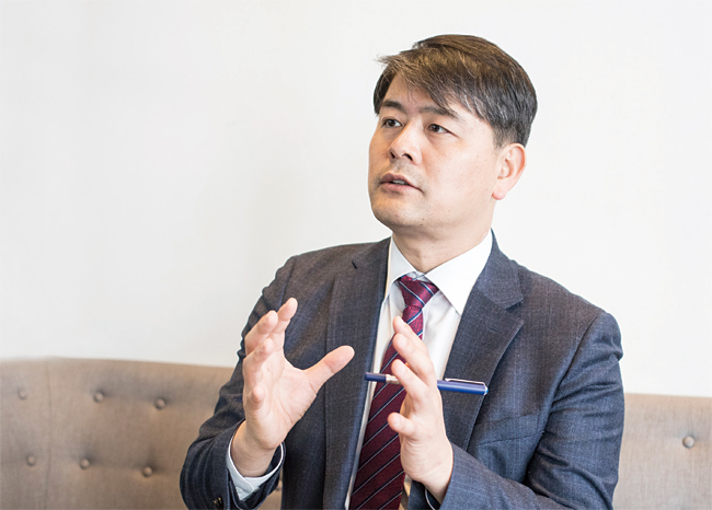 주영준 연세대 경제학과, 미국 존스홉킨스대 경영학 석사, 영국 맨체스터대 경영학 박사, 산업부 에너지신산업정책단장, 주중국대사관 공사참사관 / 주영준 산업통상자원부 에너지자원실장이 13일 오후 서울 광화문의 한 카페에서 ‘이코노미조선’과 인터뷰하고 있다. 사진 김흥구 객원기자