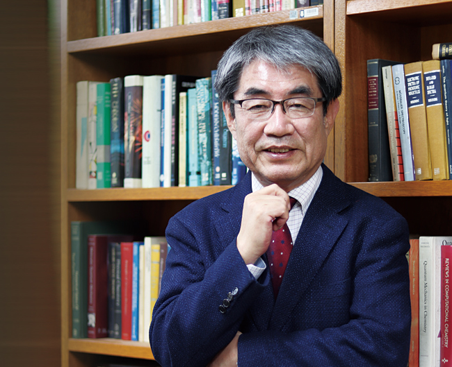이덕환 서울대 화학과 석사, 미국 코넬대 화학과 박사, 프린스턴대 화학과 연구원, 대한화학회장, 대한화학회 탄소문화원 원장 / 사진 백예리 기자