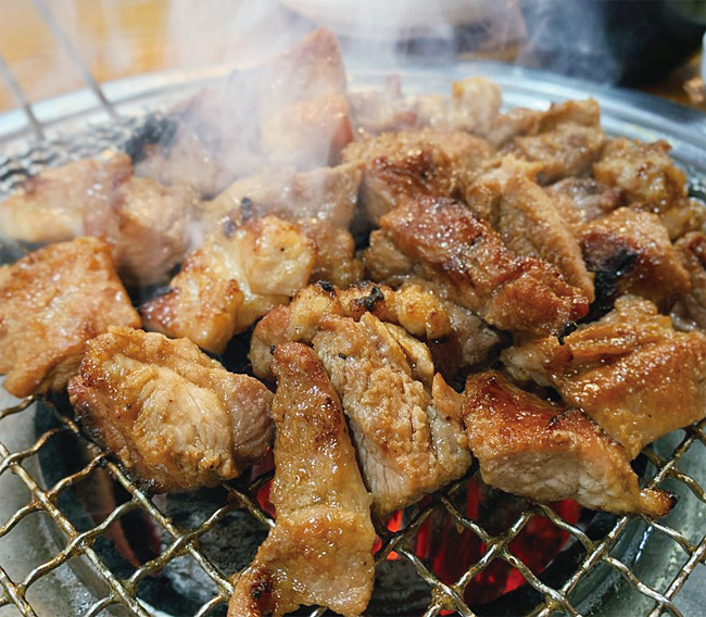 ‘대성갈비’에서 먹은 돼지갈비. 사진 김하늘