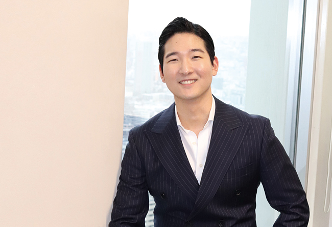 이웅희 코넬대 호텔경영학과, 모건스탠리 홍콩, 벤처투자회사 ‘자비스’ 이사 / 지난 2월 일본 신주쿠구 노무라빌딩에 위치한 H2O 일본 본사에서 만난 이웅희 대표. 사진 이민아 기자