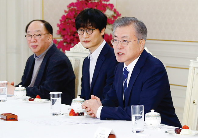 2월 7일 청와대에서 열린 혁신벤처기업인 간담회에 참석한 권오섭 L&P코스메틱 회장(맨 왼쪽). 이날 간담회는 1세대 벤처 기업인과 유니콘(기업 가치 10억달러를 돌파한 벤처) 기업인을 초청해 격려하고 벤처기업 육성 방안을 논의하기 위해 마련됐다. 사진 연합뉴스