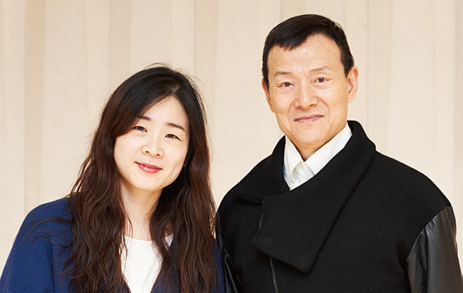 우싱궈 연출과 음악감독 이자람이 함께 서 있다. 사진 국립극장, 김시훈