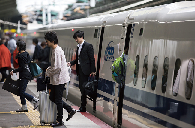 올해로 운행 55년째인 일본의 고속열차 신칸센은 지금까지 단 한 건의 사상(死傷) 사고도 내지 않은 것으로 유명하다. 사진은 일본 효고현 고베의 신고베역에서 승객이 내리는 장면이다. 사진 블룸버그