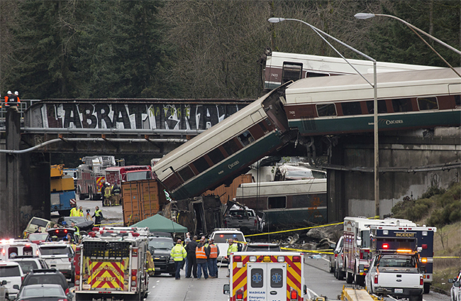 2017년 시애틀~포틀랜드 구간 열차가 첫 운행에서 탈선해 3명이 숨지고 62명이 다쳤다. 과속이 원인으로 지목된 사고 열차에는 과속을 자동으로 막아주는 PTC(속도제어시스템)가 설치돼 있지 않았다. 사진 블룸버그