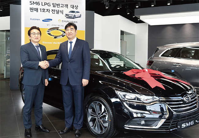 이상범 한국LPG산업협회 회장, 일반판매 1호 LPG차 구매. 3월 26일 서울 강남구 르노삼성자동차 수서대리점에서 열린 LPG 1호차 전달식에서 르노삼성자동차 영업본부 김태준 상무(왼쪽)가 이 회장과 기념촬영을 하고 있다. 사진 르노삼성자동차