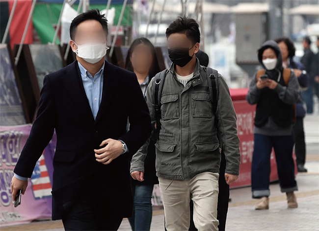 3월 25일 오후 서울 광화문 주변에서 마스크를 착용한 시민이 다니고 있다. 이날 서울 지역의 초미세먼지 농도는 ‘나쁨’ 수준이었다. 사진 연합뉴스