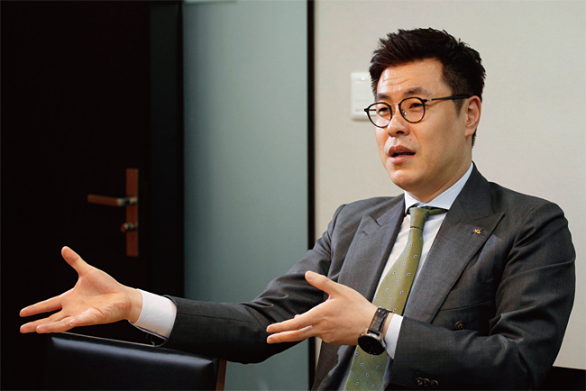 민성현 미 Etech 증권, 리딩투자증권 국제영업팀, 삼성증권 해외주식 중개 총괄 / 민성현 KB증권 도곡스타PB센터 부장이 3월 25일 ‘이코노미조선’과 인터뷰하고 있다. 사진 채승우 객원기자