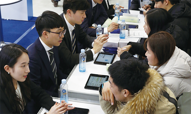 취업박람회를 찾은 청년들. 취업난으로 청년들에게 현금을 주는 복지가 늘고 있지만 기준이 명확하지 않아 형평성 논란이 일고 있다. 사진 조선일보 DB