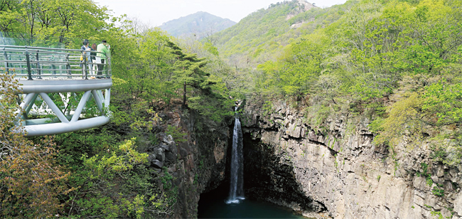 한탄강의 명소 재인폭포의 봄 풍경. 사진 이우석