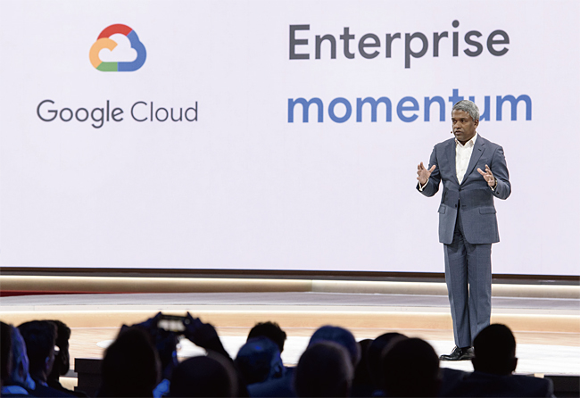 토머스 쿠리안 구글 클라우드 서비스 최고경영자(CEO)가 9일(현지시각) 미국 샌프란시스코에서 열린 ‘2019 구글 클라우드 넥스트’ 행사에서 경영계획을 발표하고 있다. 사진 블룸버그