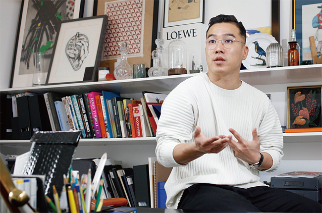 김종완(영어명 종킴) 프랑스 에콜 카몽도 공간과 제품 디자인 수석 졸업, 패트릭 주앙 디자인 스튜디오 셰프 과정. 삼성전자 무선사업부 리테일 마케팅 시니어 디자이너