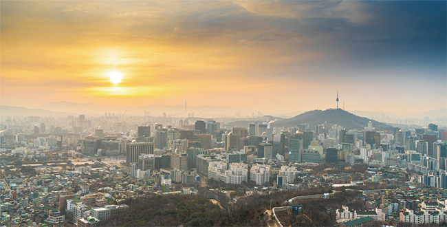 신한은행이 공개한 ‘보통사람 금융생활 보고서 2019’에 따르면 서울시 직장인들은 한 달 평균 358만원을 벌어 246만원을 소비했다.