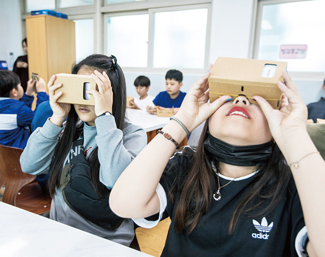 아이들은 VR 기기 구글 카드보드로 롤러코스터를 타고 별자리를 살펴봤다. 사진 김흥구 객원기자