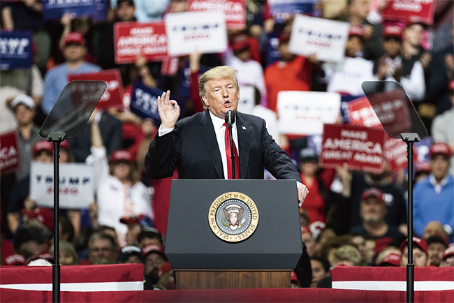 트럼프 대통령은 지난 4월 말 미시간주에서 ‘미국을 다시 위대하게(Make America Great Again)’ 랠리를 재개하면서 러스트벨트(rust belt·미 중서부와 북동부 일부의 쇠락한 산업지역)에 공을 들이고 있다. 사진은 4월 27일 위스콘신주 그린베이를 방문해 자신의 경제 성과에 대해 연설하는 장면. 사진 블룸버그