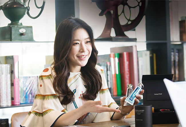 최아름 뉴질랜드 오클랜드대 영어교육학, 일본 향기 마케팅 기업 엔트렉스 근무 / 최아름 아이센트 대표가 서울 예술의전당의 한 카페에서 곧 출시예정인 향기제품에 대해 설명하고 있다. 사진 김흥구 객원기자