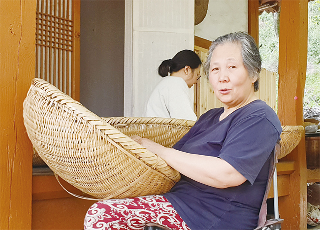 박동춘 동아시아차연구소 소장이 찻잎을 다듬고 있다. 사진 박지환 기자
