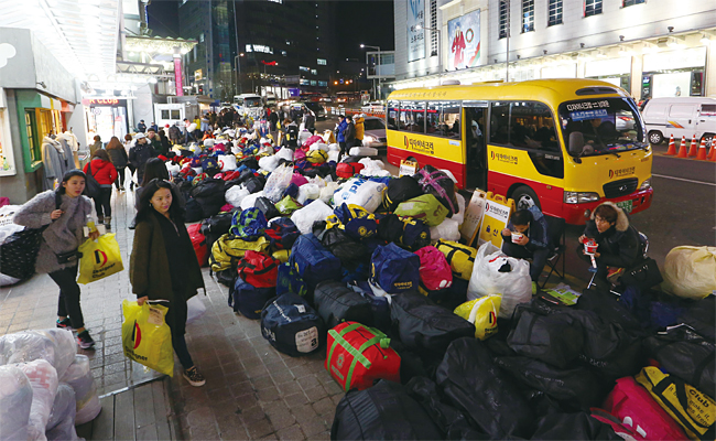 지방 상인 입장에서는 상가가 일찍 문을 열면 일찍 물건을 매입하고 돌아갈 수 있다는 점이 큰 장점이었다. 사진은 지방으로 내려갈 물품들이 쌓여 있는 2015년 2월 2일 밤 동대문시장 풍경. 사진 조선일보 DB