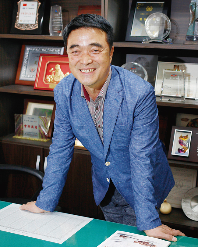 홍종흔 신흥고 졸업, 건국대 최고경영자과정 수료, 혜전대 제과제빵과 객원교수, 한국제과기능장협회 부회장, 명장홍종흔 대표이사 / 홍종흔 대한제과협회장이 5월 13일 서울 서초동 대한제과협회에서 ‘이코노미조선’과 인터뷰하고 있다. 사진 채승우 객원기자
