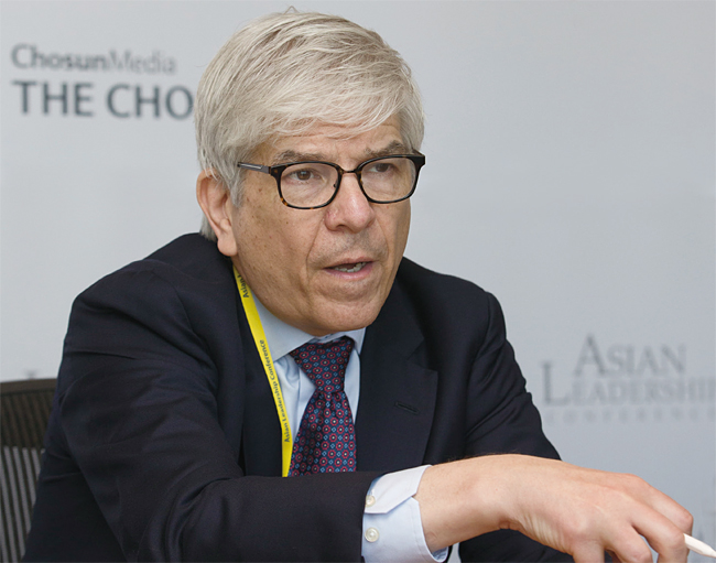 폴 로머(Paul Romer) 세계은행 수석이코노미스트, 로체스터대·시카고대·스텐퍼드대 교수 / 5월 14일 서울 중구 신라호텔에서 폴 로머 뉴욕 스턴경영대학원 교수가 ‘이코노미조선’과 인터뷰하고 있다. 사진 고운호 조선일보 기자