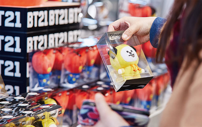 라인프렌즈 하라주쿠점에서 BT21 제품을 고르고 있는 고객. 사진 라인프렌즈