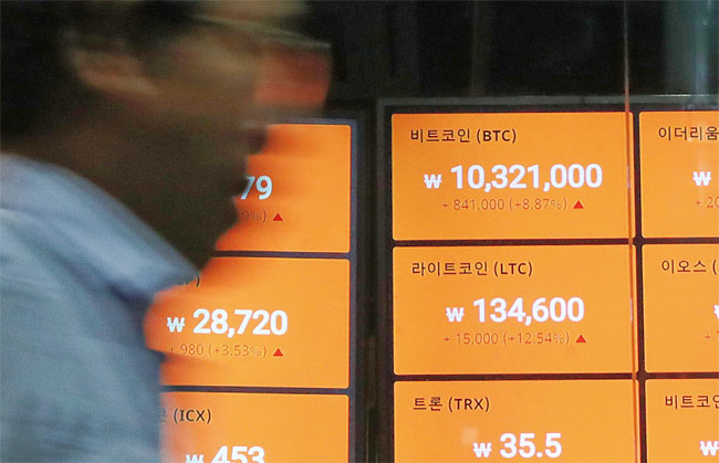 5월 27일 오후 서울 강남구의 한 암호화폐 업체 전광판에 비트코인 가격이 표시돼 있다. 이날 비트코인 가격은 1여 년 만에 1000만원을 돌파했다. 사진 연합뉴스