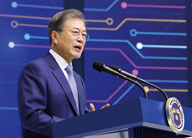 4월 30일 문재인 대통령이 삼성전자 화성 사업장에서 ‘시스템 반도체육성안’을 발표했다. 사진 연합뉴스