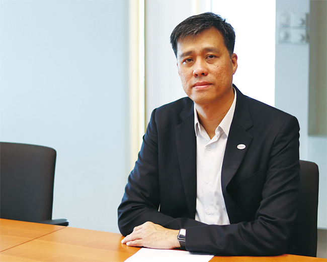 시에스 추아(C.S. Chua‧Chee Seong Chua)난양 공대 전기전자공학 학사, 필립스 소비자가전사업부 개발자, 퍼킨엘머 세일즈 매니저