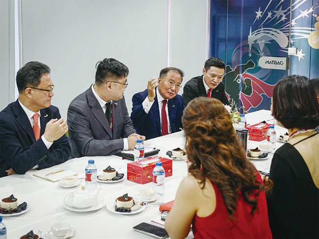 구자관 책임대표사원(왼쪽에서 세 번째)이 베트남 맛바오BPO 직원들과 이야기를 나누고 있다. 사진 삼구아이앤씨