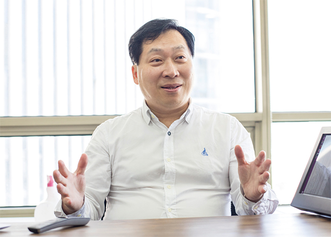 서상범 캠브릿지대 컴퓨터과학과 박사, 삼성전자 소프트웨어 기술 개발 담당 상무 / 서상범 페르세우스 대표를 5월 31일 서울 서초동 본사에서 ‘이코노미조선’이 인터뷰하고 있다. 사진 김흥구 객원기자
