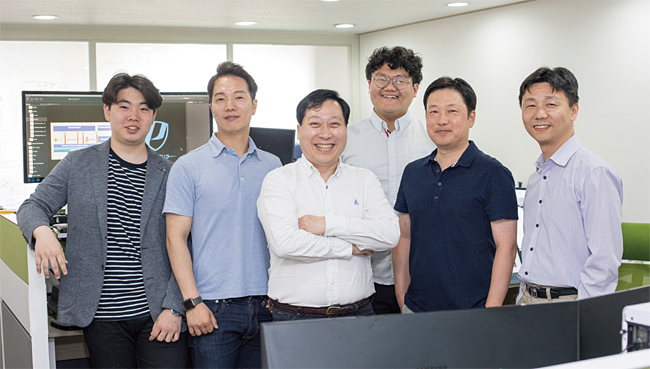 페르세우스 직원들과 서상범 페르세우스 대표(가운데). 사진 김흥구 객원기자