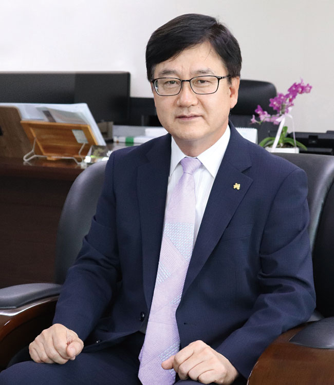 배은희 창원대 행정학과 졸업, 한국산업단지공단 동남권본부 기획평가팀장·수도권본부 기획총괄팀장·본사 구조고도화 기획팀장, 경남창원산학융합원 원장, 창원국가산단방위협의회 의장, 경남인적자원개발위원회 위원 / 배은희 한국산업단지공단 경남지역본부장이 5월 30일 창원시 성산구에 있는 경남지역본부장실에서 ‘이코노미조선’과 인터뷰하고 있다. 사진 정미하 기자