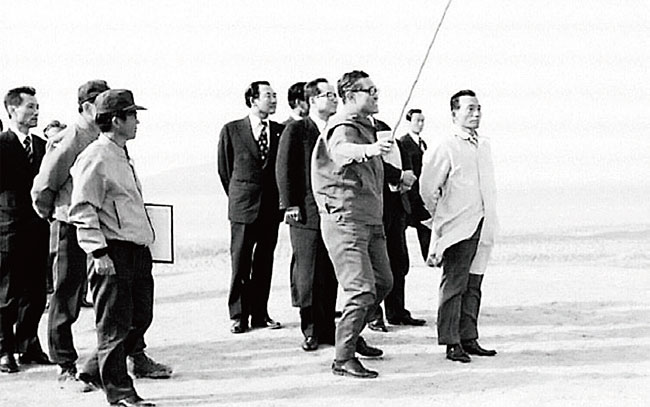 1973년 4월 7일 박정희 전 대통령이 창원국가산업단지 예정지를 시찰하고 있다.