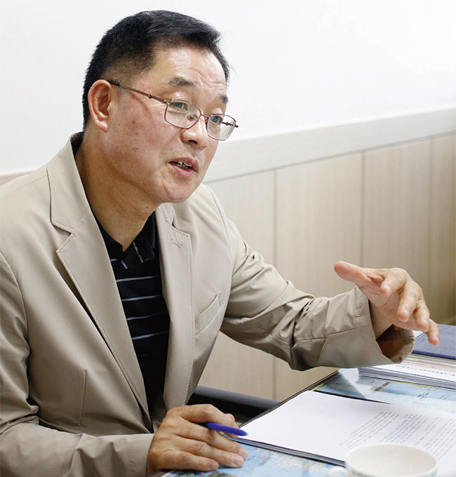 전수식 경남대 경영학과, 창원대 경영대학원 경제학 석사, 행정고시 24회, 김혁규 전 경남도지사 비서실장, 경상남도 경제통상국장·자치행정국장, 옛 마산시 부시장 / 전수식 창원시정연구원장이 5월 29일 창원 성산구에 위치한 창원시정연구원 원장실에서 ‘이코노미조선’과 인터뷰하고 있다. 사진 채승우 객원기자